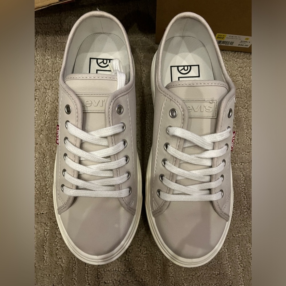 NEW! Levi’s Dakota Sneakers